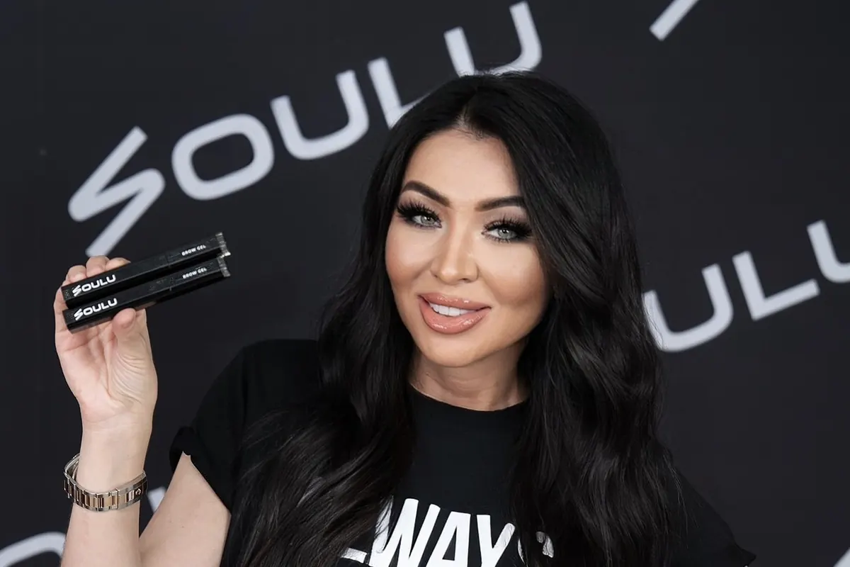 Nadia Afanaseva holding Soulu Brow Gel